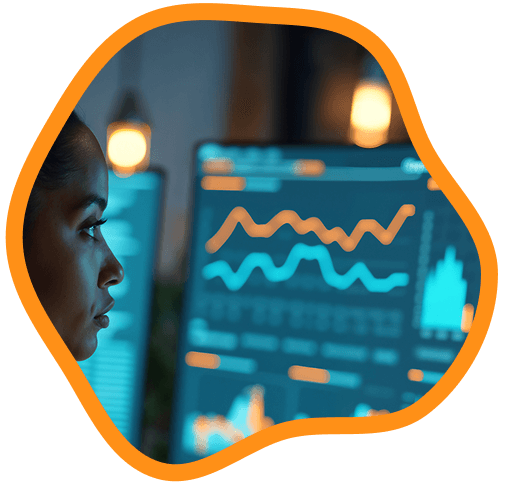 Analyste Radar devant des écrans de monitoring